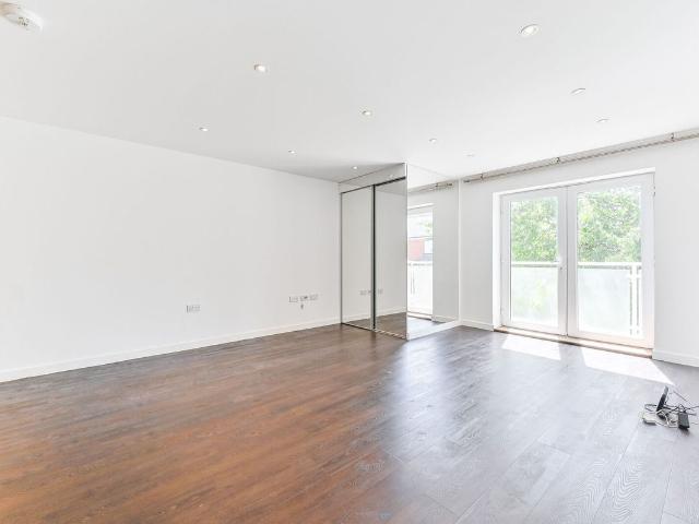 Apartment for rent in Carshalton-on-the-Hill, Greater London