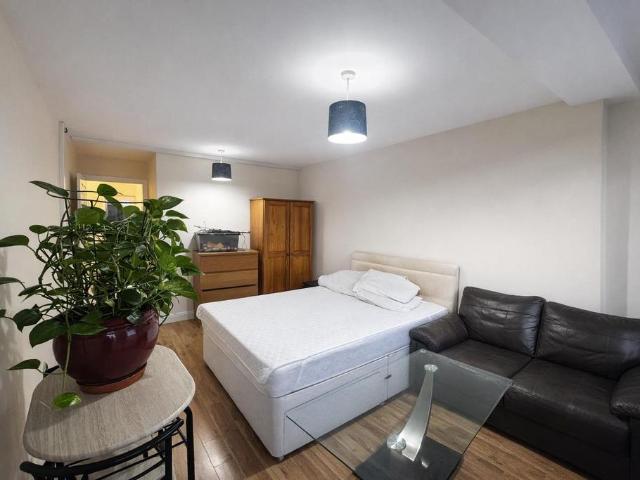 Apartment for rent in Lower Halliford, Surrey