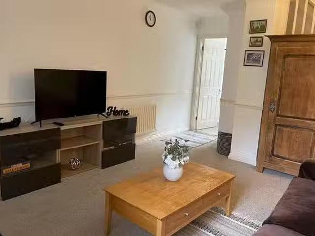 Apartment for rent in Ashley Park, Surrey