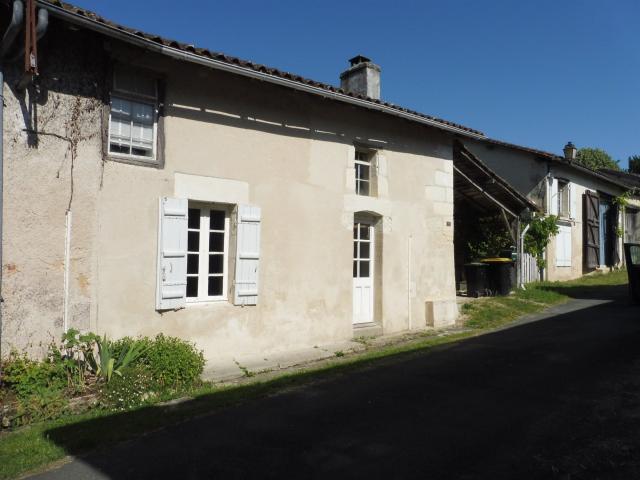 Maison vente à Bonnes, Charente