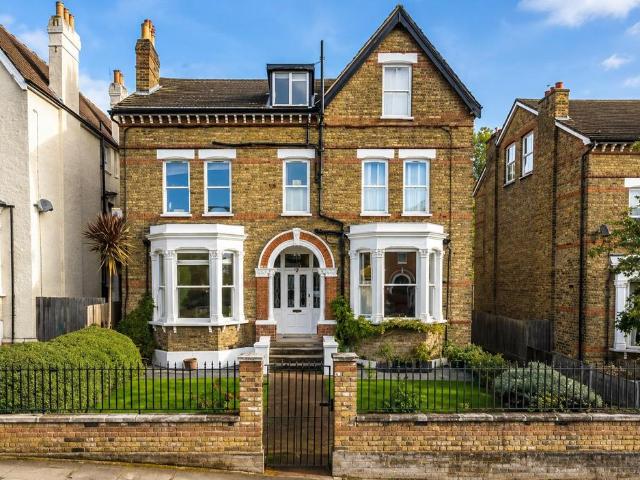 Apartment for rent in London Borough of Merton, Raynes Park