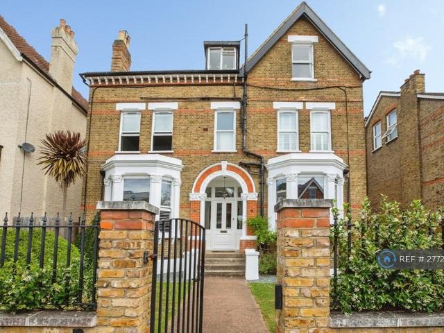 Apartment for rent in London Borough of Merton, Raynes Park