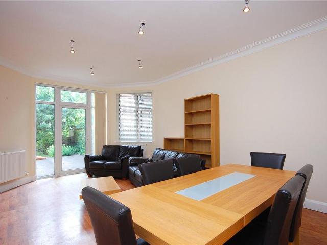 Apartment for rent in Mapesbury, Greater London