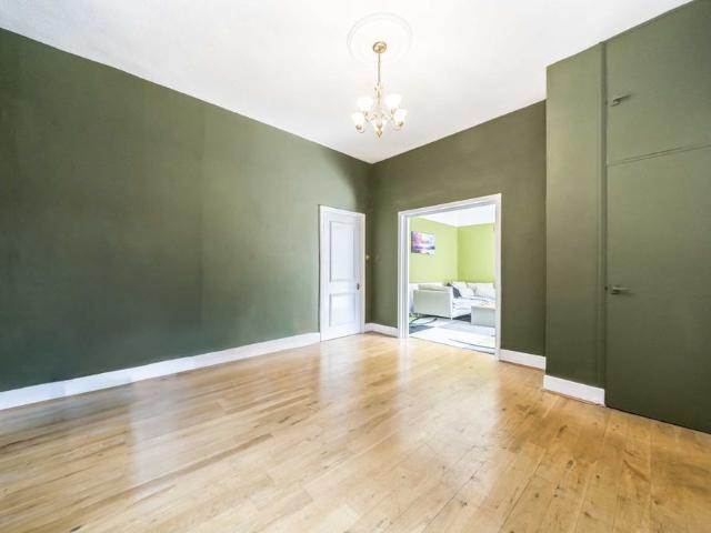 Apartment for rent in Mapesbury, Cat Hill