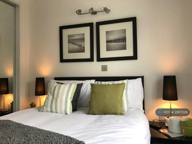 Apartment for rent in Colnbrook with Poyle, Slough