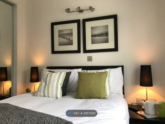 Apartment for rent in Colnbrook with Poyle, Slough