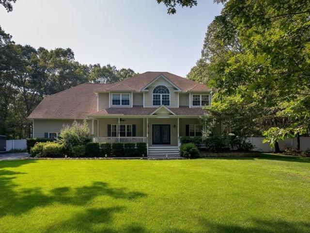 House for sale in Manorville