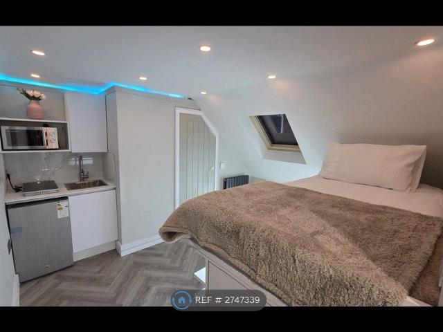 Studio for rent in London Borough of Hounslow, Greater London
