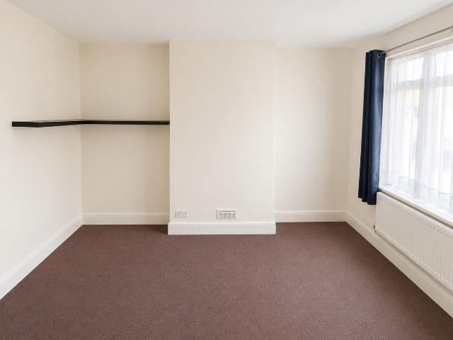 Room for rent in Loxford, Seven Kings