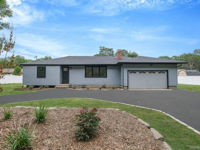 House for sale in Holtsville