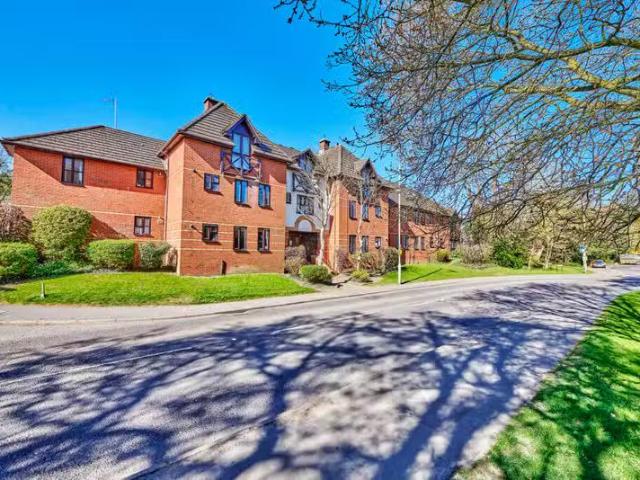 Apartment for rent in Five Acres, Hertfordshire
