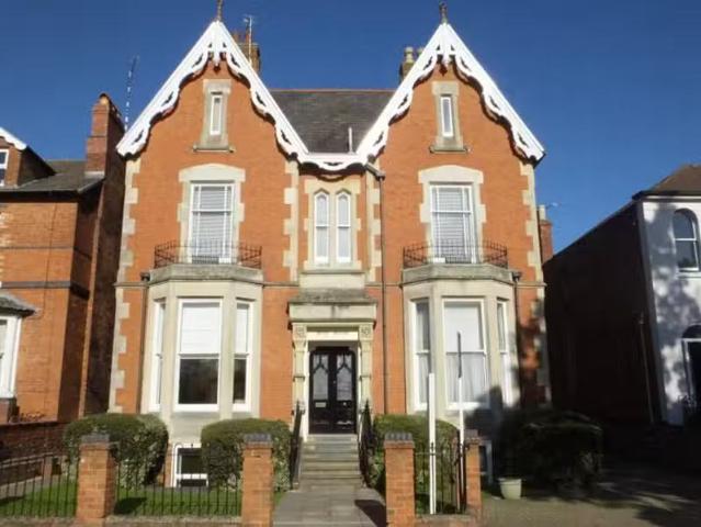 Apartment for rent in Abbey End, Green Close