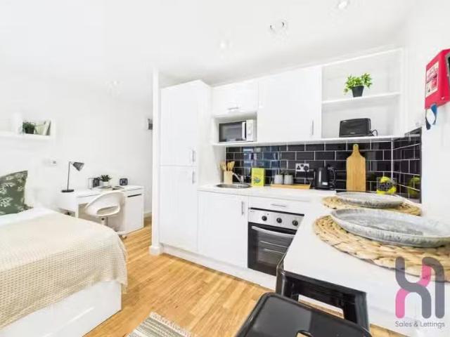 House for rent in Calderstones