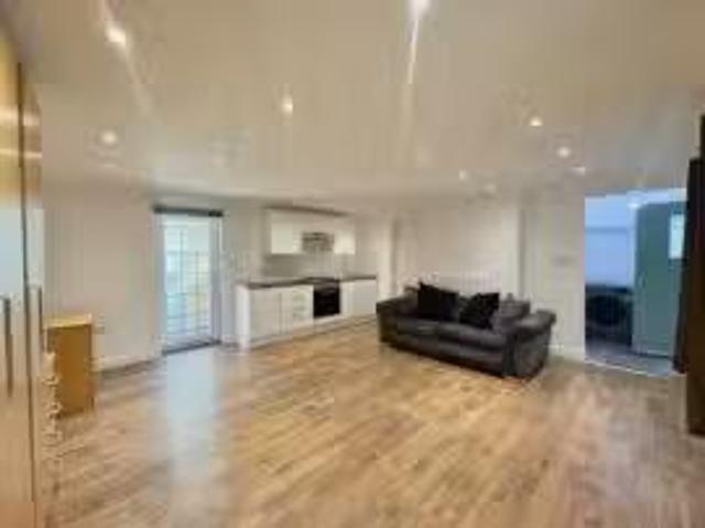 Apartment for rent in Heatherside, Heol-las