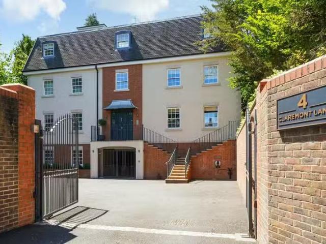Apartment for rent in Blackhills, Surrey