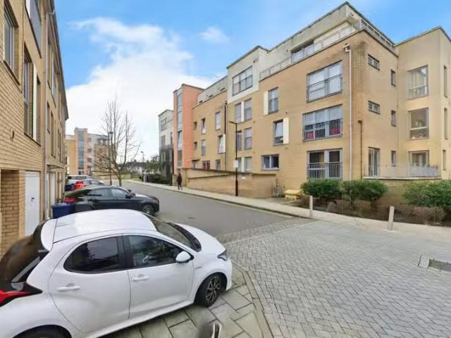 House for rent in Burnt Oak, Greater London