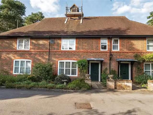 House for rent in Heol-las, Surrey