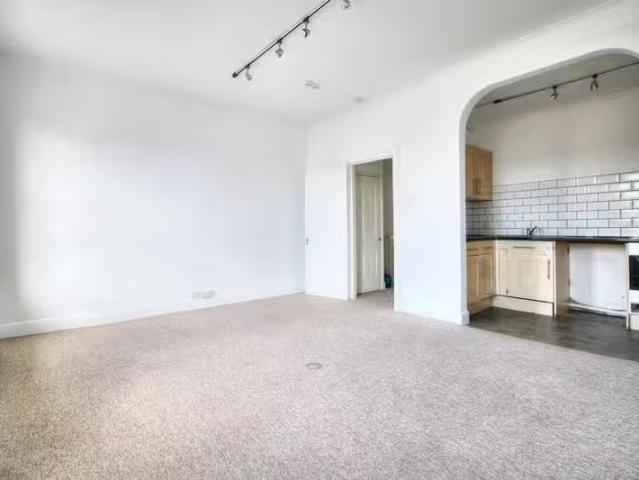 Apartment for rent in Roselands, Eastbourne