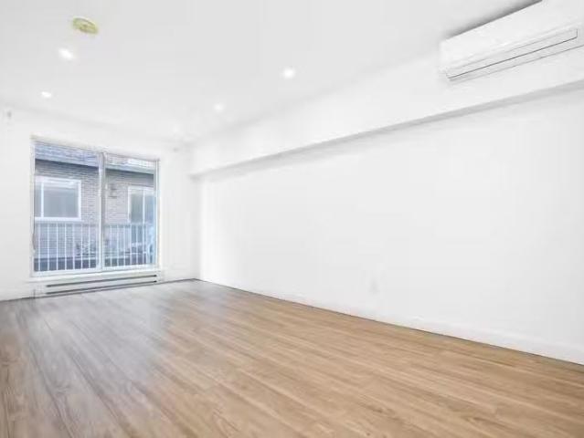 Condo for rent in St. Leonard's, Quebec