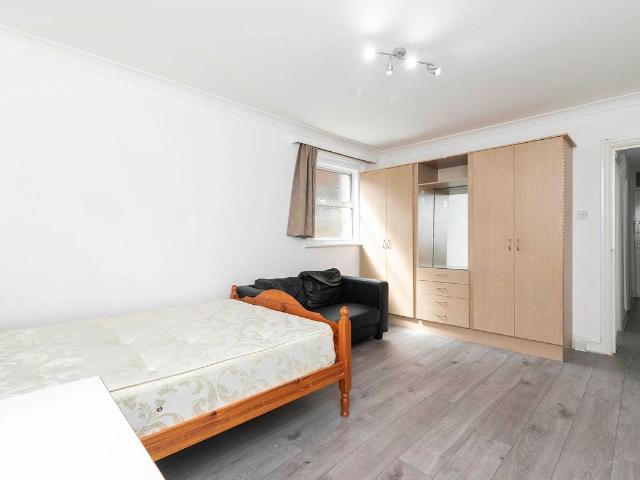 Studio for rent in Willesden Green, Greater London