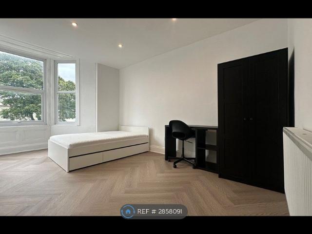 Room for rent in Elm Park, Calderstones