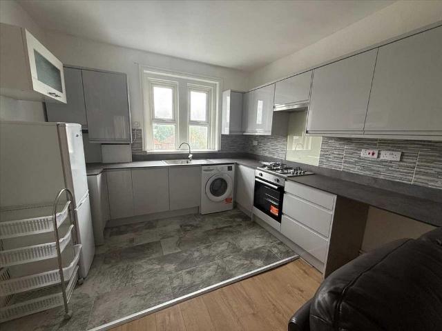 Apartment for rent in Burnt Oak, Greater London