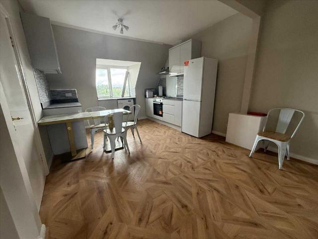 Apartment for rent in Burnt Oak, Greater London