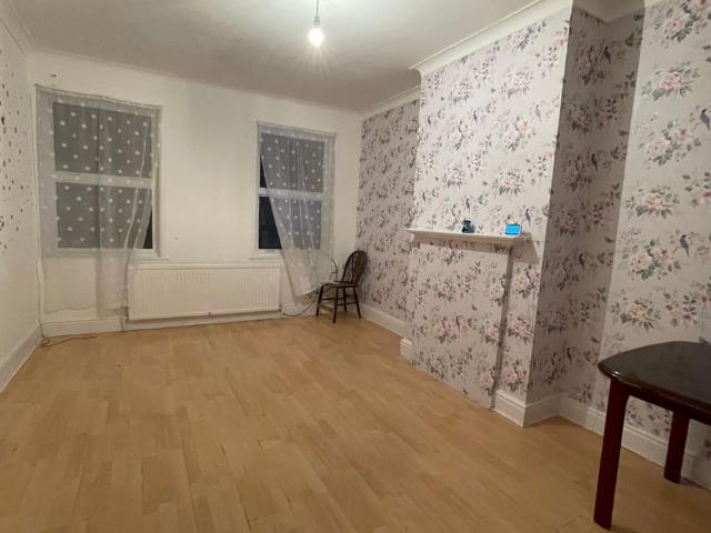 Apartment for rent in Burnt Oak, Greater London