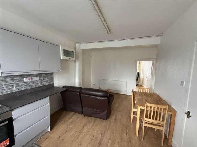 Apartment for rent in Burnt Oak, Greater London
