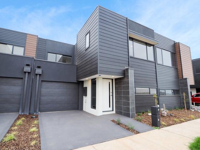Townhouse for rent in Deanside, Melbourne