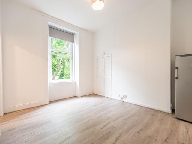 Apartment for rent in Shawmoss, Shawlands