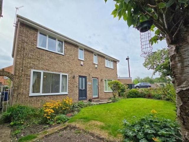 House for sale in Mapplewell, South Yorkshire