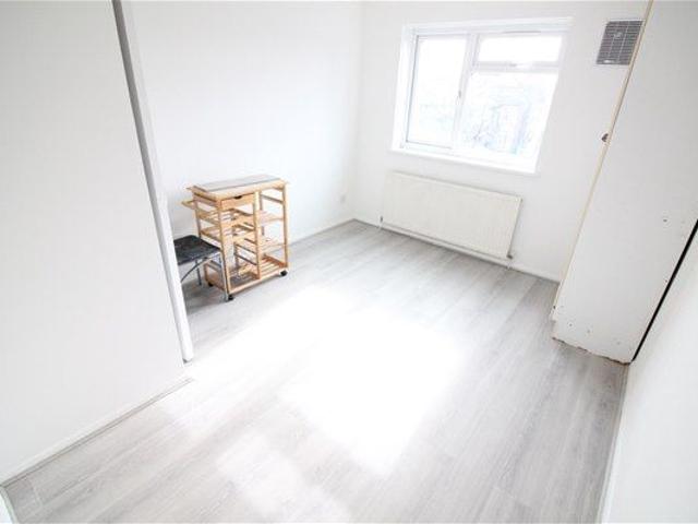Apartment for rent in London Borough of Hounslow, Cat Hill