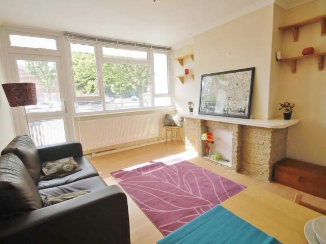 Apartment for rent in Summerstown, Greater London