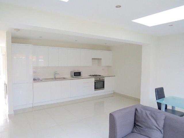House for rent in Summerstown, Greater London