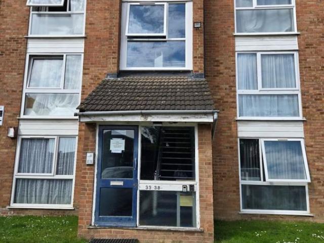 Apartment for rent in Newbury Park, Greater London