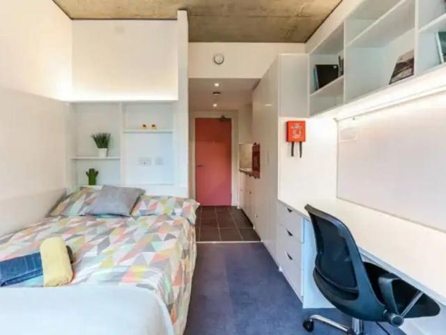 Studio for rent in Row Town, Surrey