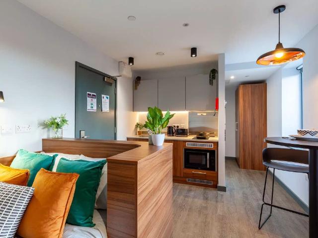 Studio for rent in Row Town, Surrey