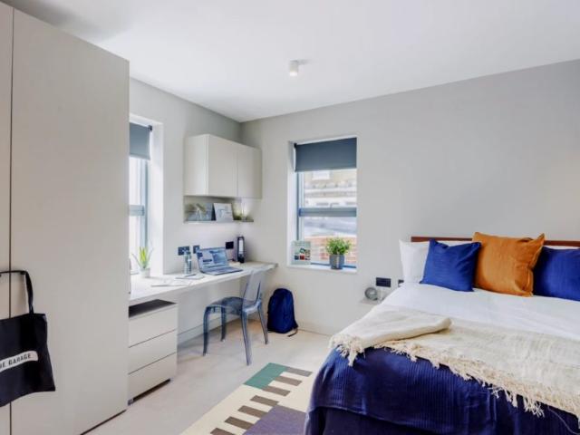 Studio for rent in Row Town, Surrey