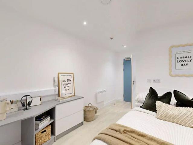 Studio for rent in St Ann's, Haddon