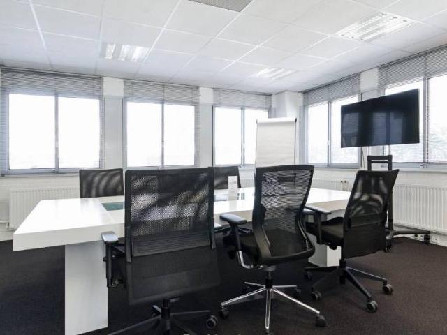 Bedrijfspand te huur in Loosduinen, Den Haag