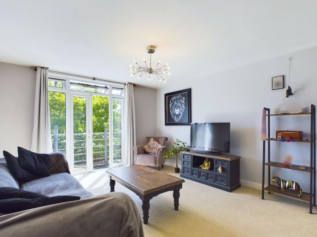 Apartment for rent in Row Town, Surrey