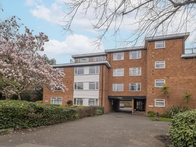Apartment for rent in London Borough of Merton, Merton Park