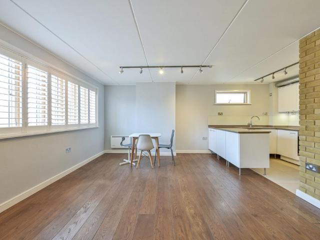 Apartment for rent in London Borough of Merton, Raynes Park