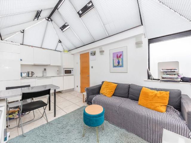 Apartment for rent in London Borough of Merton, Raynes Park