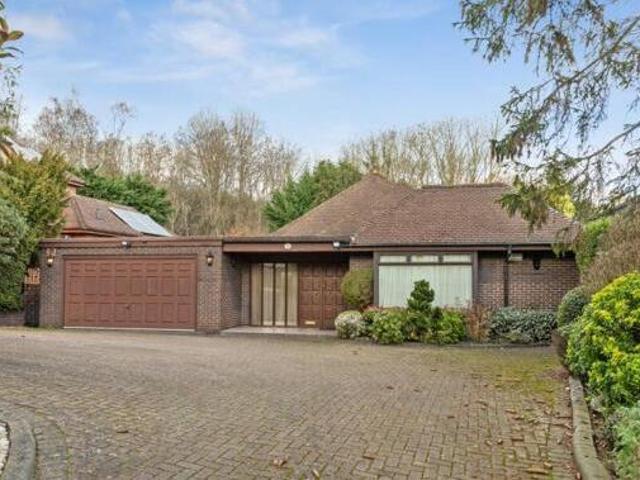 House for sale in Little Stanmore, Greater London