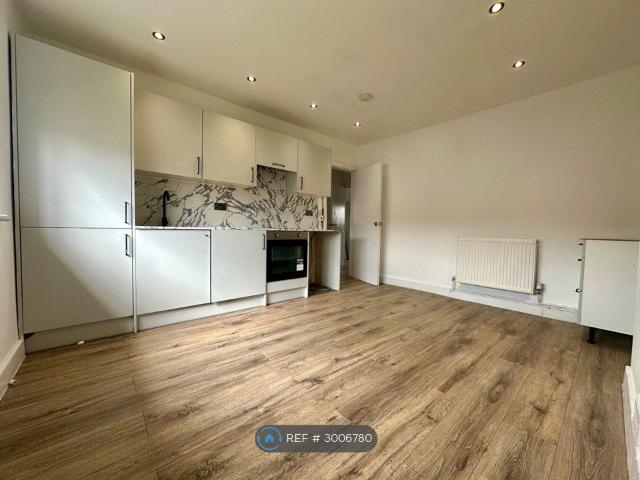 Apartment for rent in East Wickham, Greater London