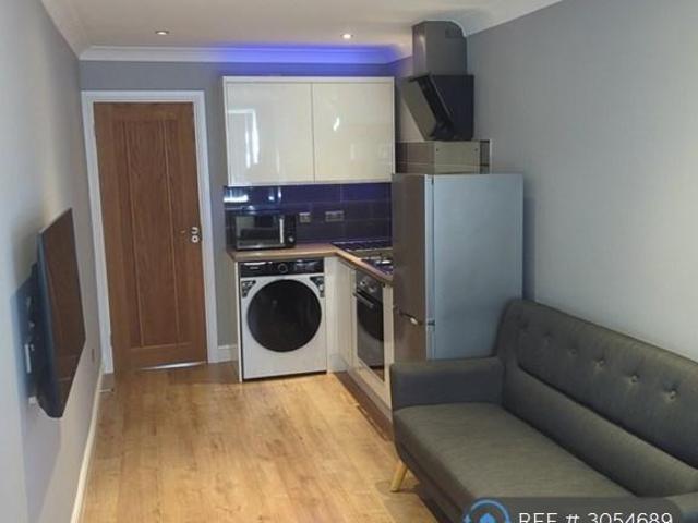Apartment for rent in Goldsworth Park, Woking