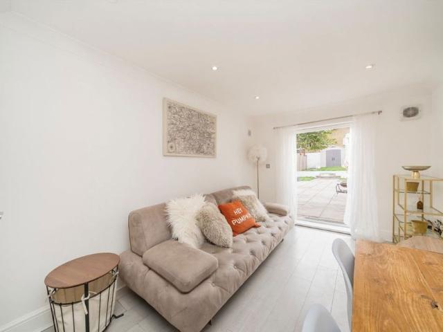 Apartment for rent in Dudden Hill, Greater London