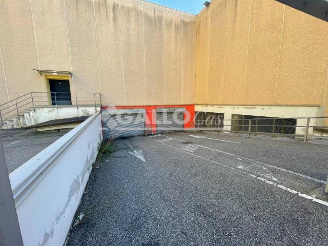 Locale Commerciale in affitto a Calabria, Cosenza